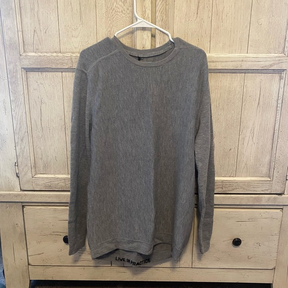 Wow! Look at this practically new Lululemon men’s sweater. Size large. - Picture 1 of 1
